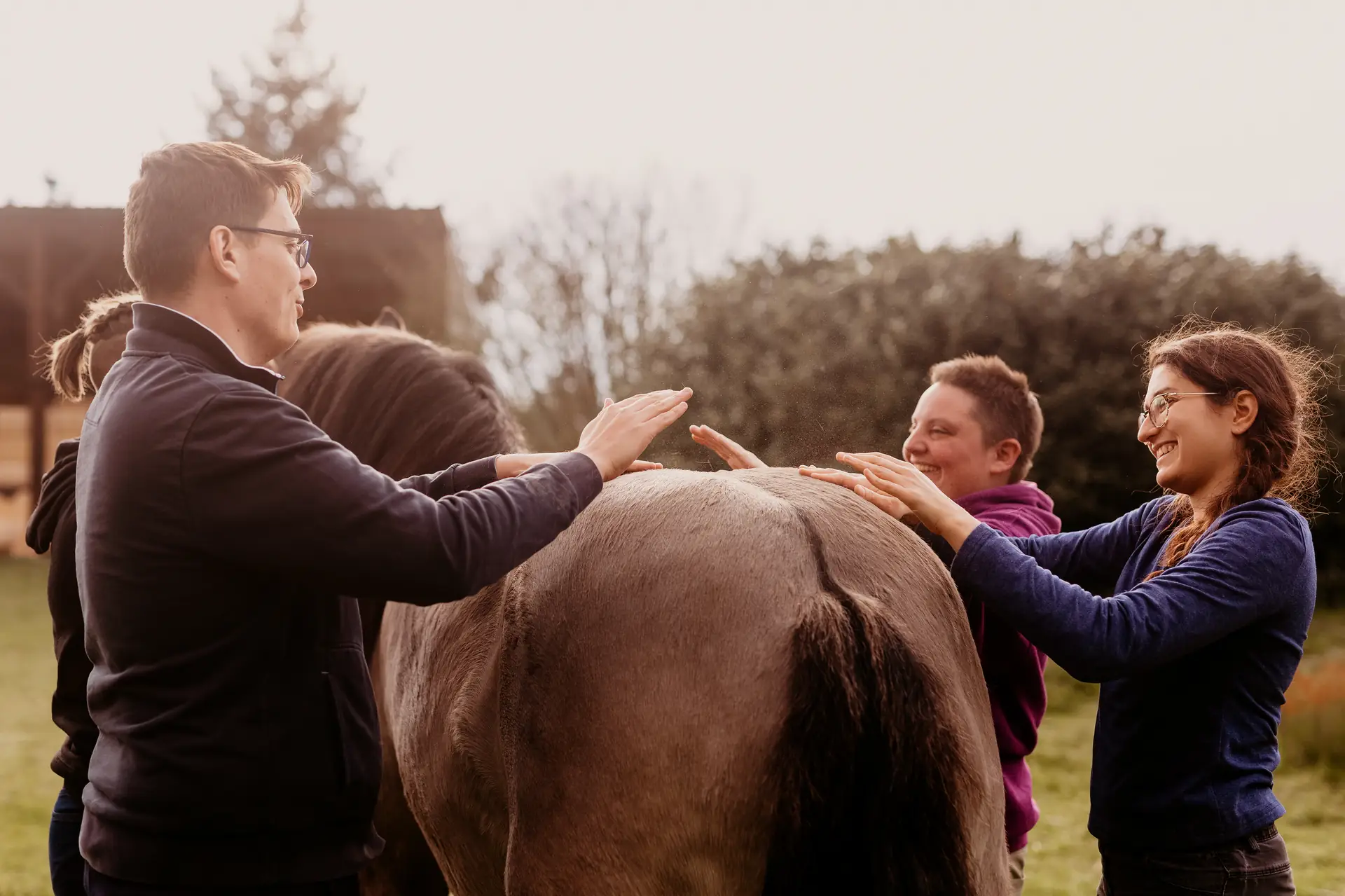 Laurie et David auprès d'un poney gris
